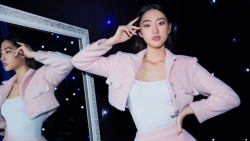 Lương Thùy Linh chân trần trổ tài đá bóng với bà xã Trấn Thành trong 