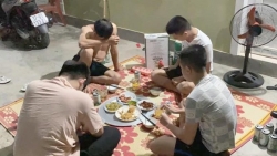 Nghệ An: Xử phạt 4 thanh niên nhậu tại sân xóm trọ 60 triệu đồng