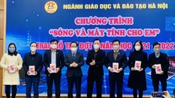 Hà Nội: Thêm 2.000 học sinh được trao tặng thiết bị học trực tuyến