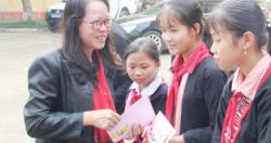 Phó Chủ nhiệm Ủy ban Dân tộc thăm, chúc Tết thầy và trò trường PTDTNT Trung học cơ sở huyện Văn Yên