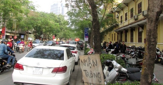 Nhiều bãi gửi xe đua nhau "chặt chém" người dân