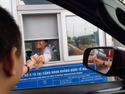 Không thu tiền xe ô tô vào sân bay dưới 10 phút