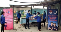 Thanh niên quận Tây Hồ trao tận tay người dân 200 suất ăn nghĩa tình