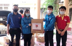 Tình nguyện miệt mài trao những suất ăn san sẻ yêu thương