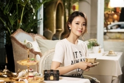 Midu đẹp thơ mộng và quý phái bên tách trà chiều