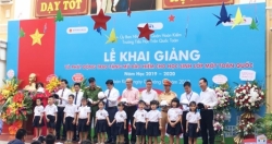 Tặng trên 176.000 mũ bảo hiểm cho học sinh lớp 1 dịp đầu năm học mới