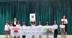Trên 500 học sinh lớp Một của Trường Tiểu học Chu Văn An được tặng mũ bảo hiểm