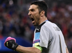Buffon nhận danh hiệu cầu thủ xuất sắc nhất năm