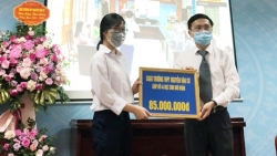 Những món quà nghĩa tình dành tặng trò nghèo ngày khai trường