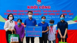 Nuôi lợn đất xây dựng nhà nhân ái tặng gia đình học trò khó khăn